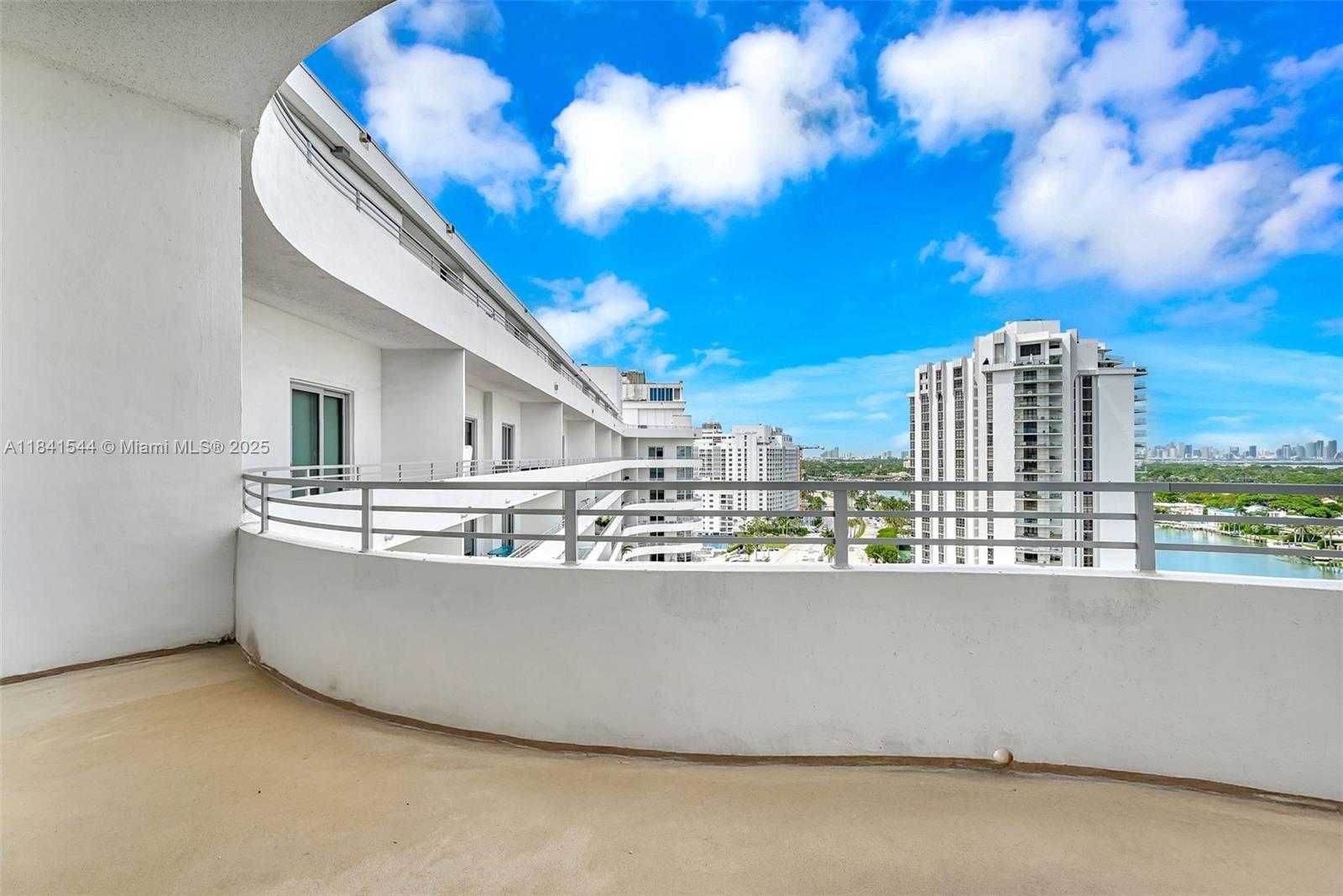 Small Image of 5555 COLLINS AVE #17A, Miami Beach Number 19