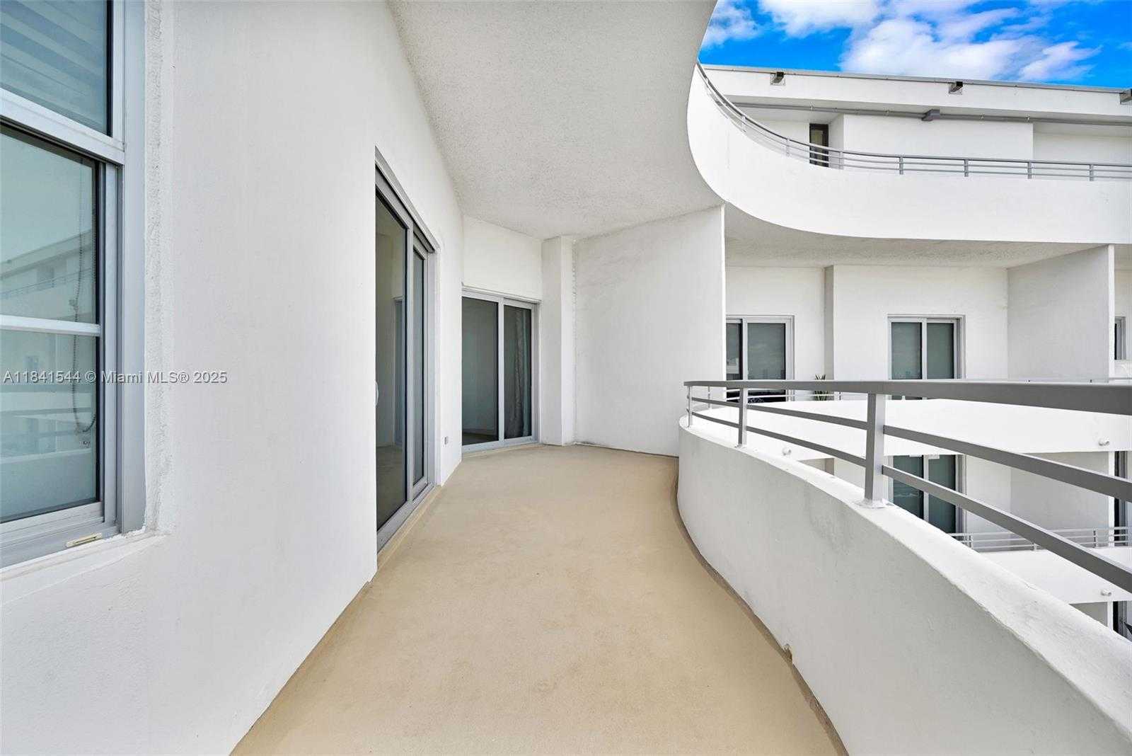 Small Image of 5555 COLLINS AVE #17A, Miami Beach Number 20