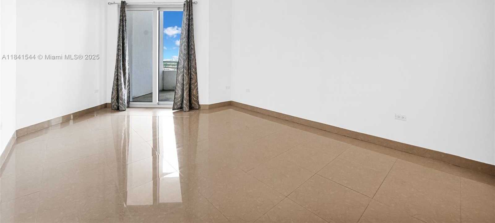 Small Image of 5555 COLLINS AVE #17A, Miami Beach Number 21