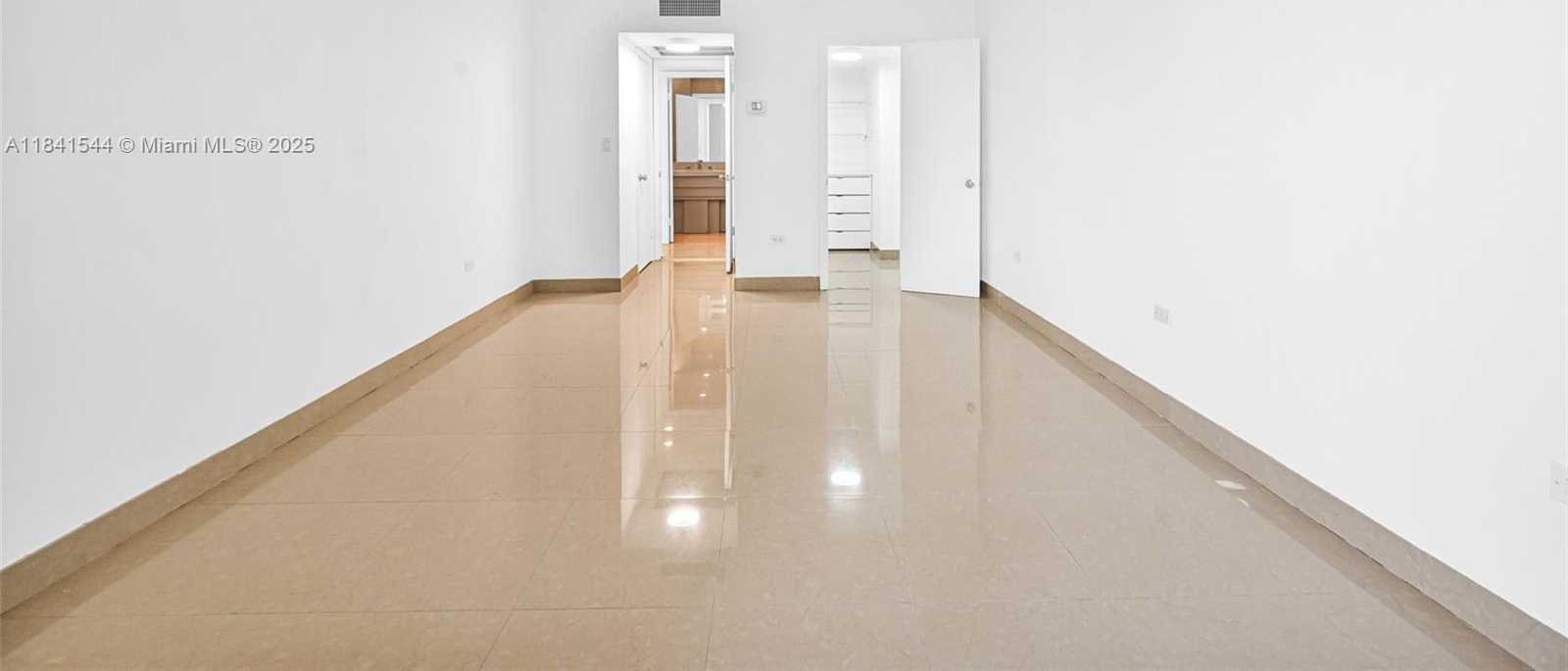 Small Image of 5555 COLLINS AVE #17A, Miami Beach Number 25