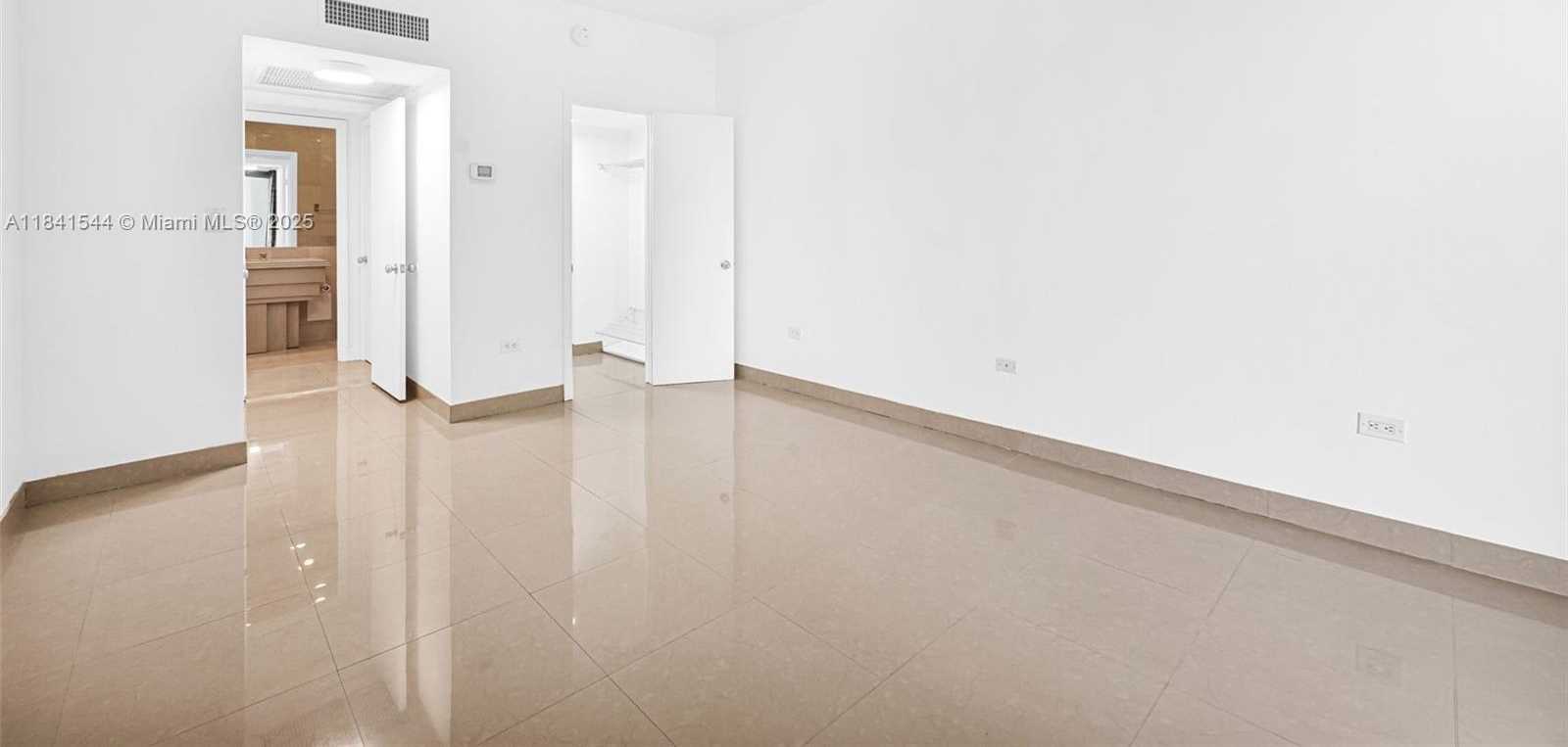 Small Image of 5555 COLLINS AVE #17A, Miami Beach Number 26