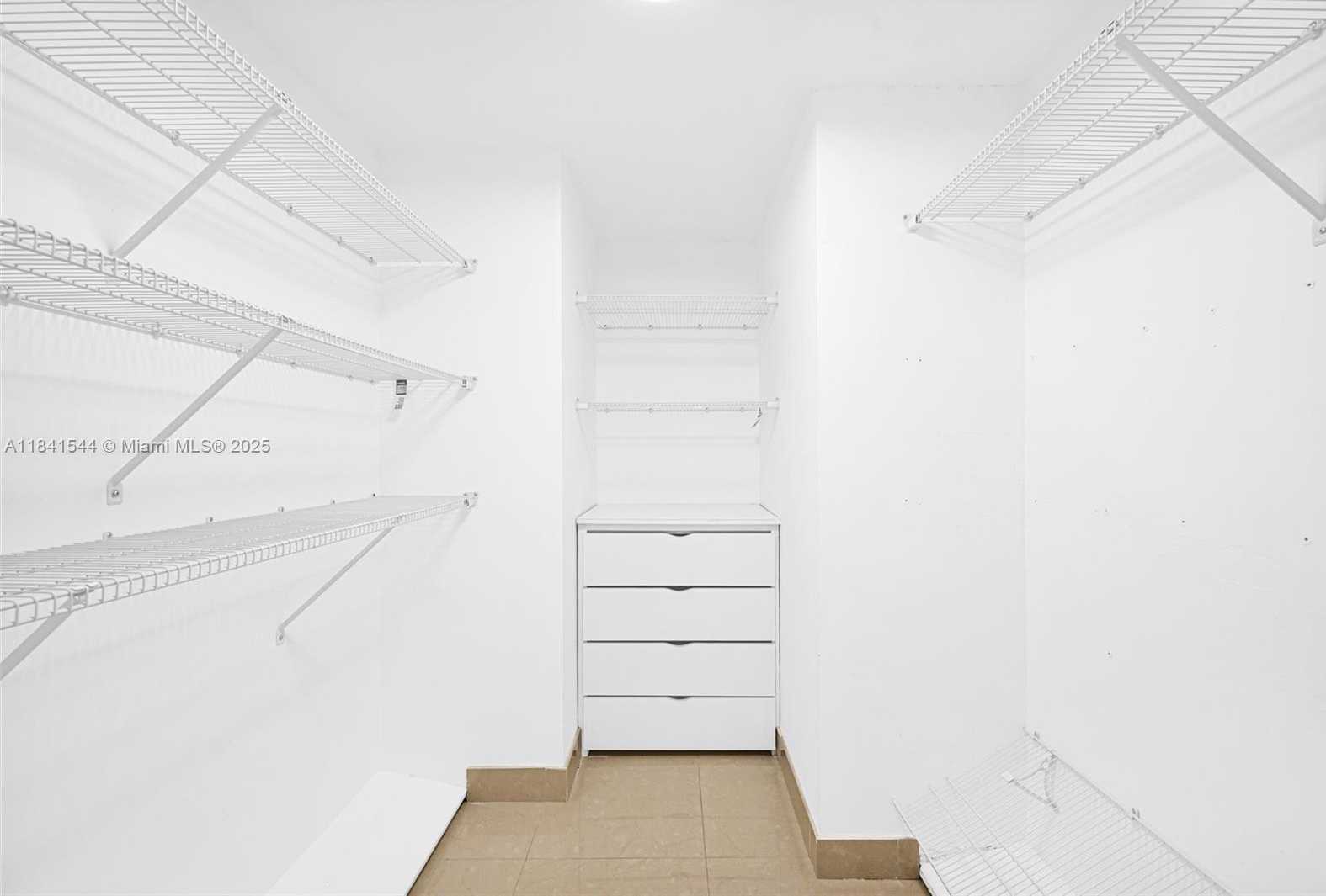 Small Image of 5555 COLLINS AVE #17A, Miami Beach Number 27