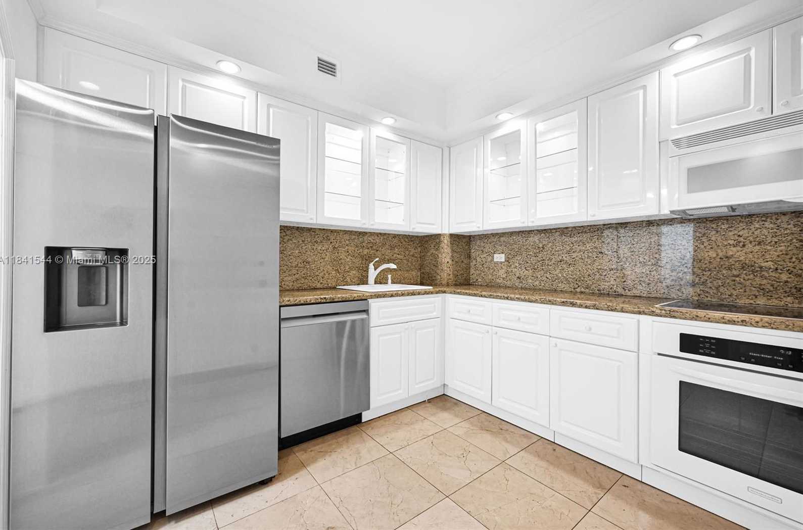 Small Image of 5555 COLLINS AVE #17A, Miami Beach Number 3