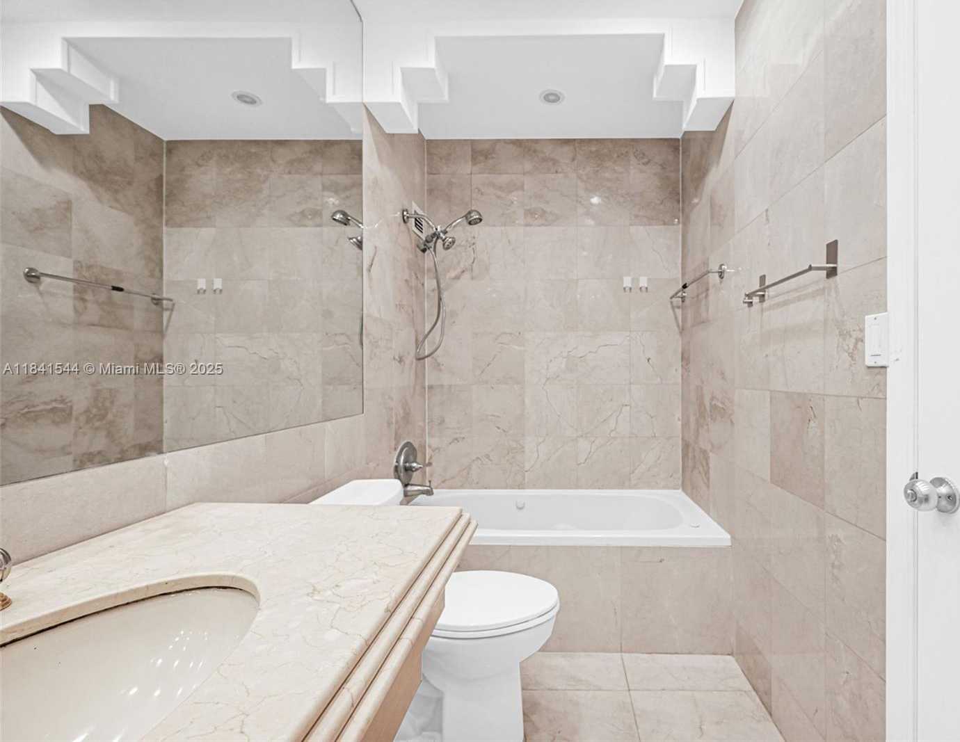 Small Image of 5555 COLLINS AVE #17A, Miami Beach Number 30