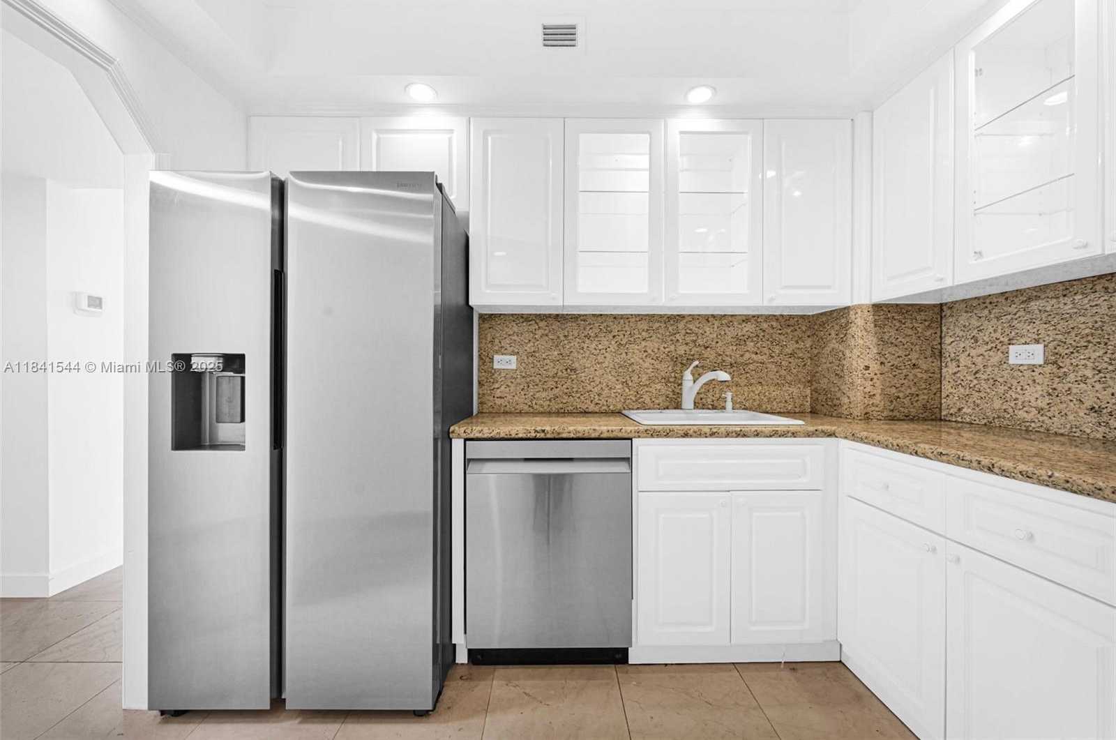 Small Image of 5555 COLLINS AVE #17A, Miami Beach Number 4