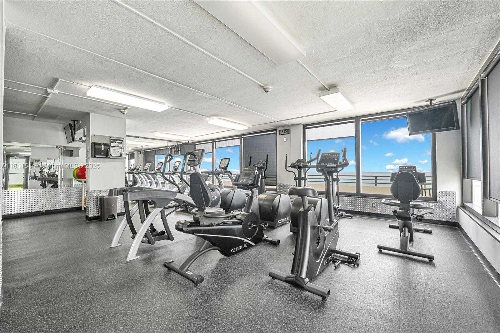 Small Image of 5555 COLLINS AVE #17A, Miami Beach Number 46