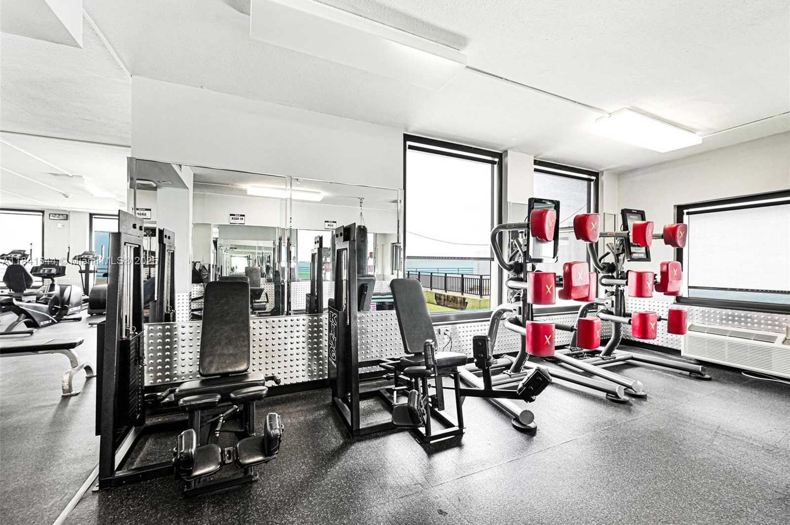Small Image of 5555 COLLINS AVE #17A, Miami Beach Number 47