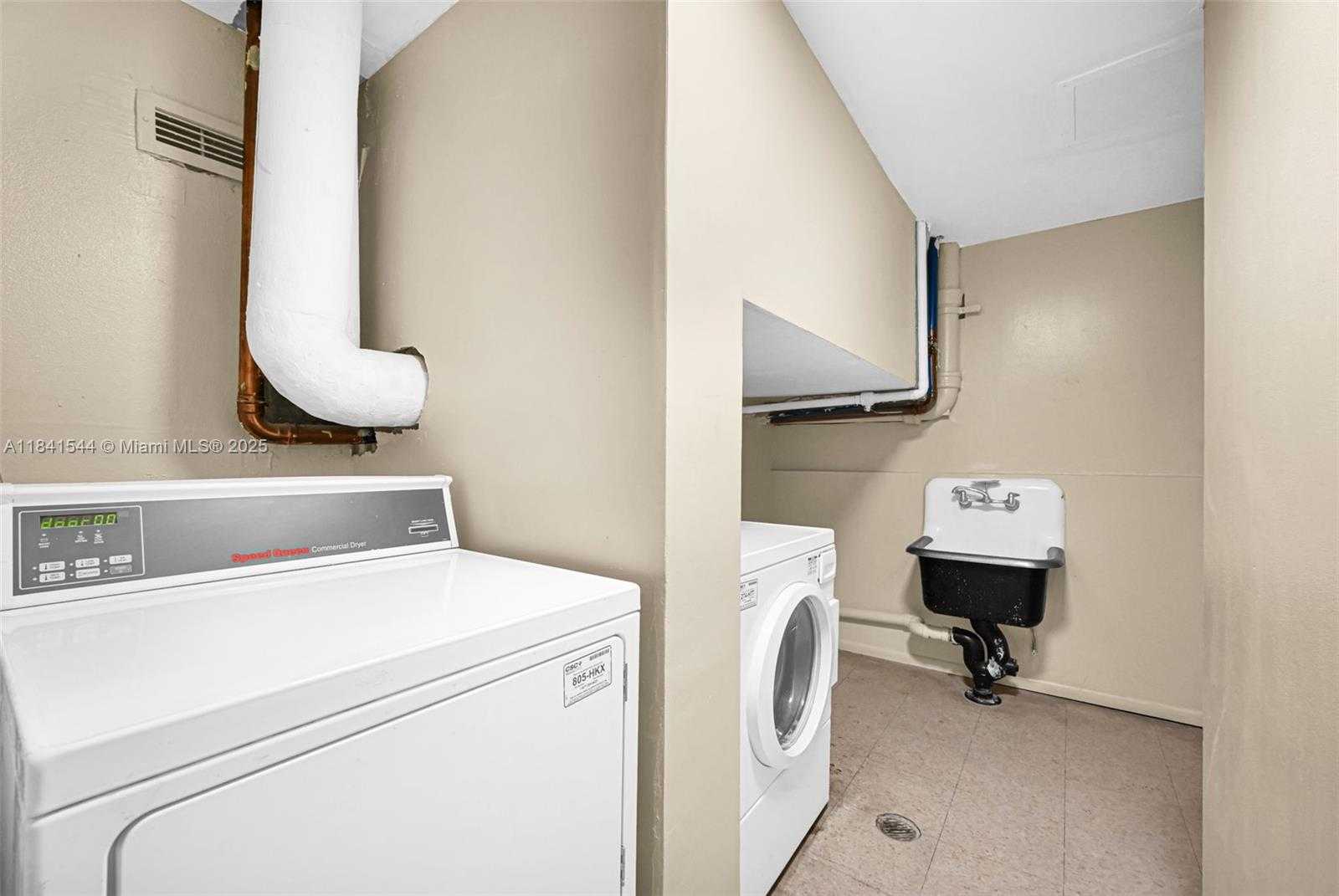 Small Image of 5555 COLLINS AVE #17A, Miami Beach Number 48