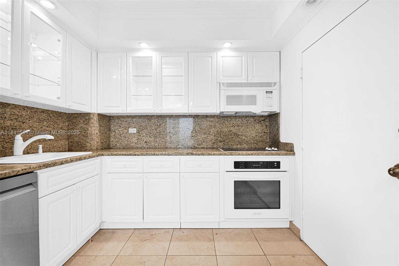 Small Image of 5555 COLLINS AVE #17A, Miami Beach Number 5