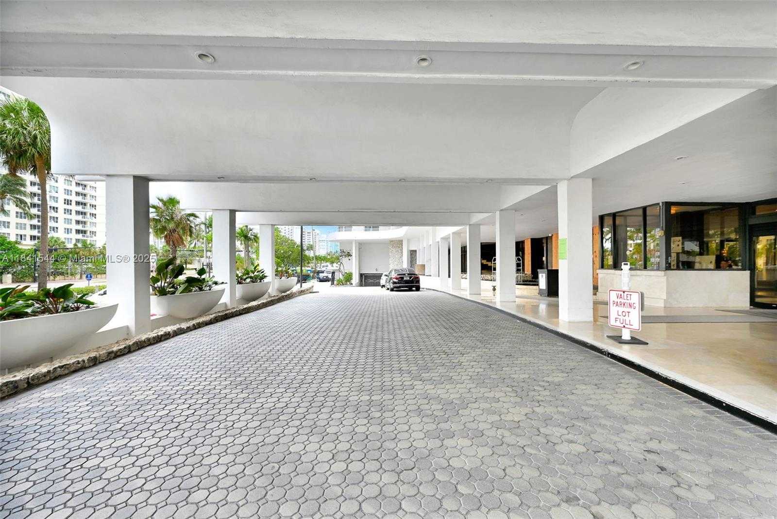 Small Image of 5555 COLLINS AVE #17A, Miami Beach Number 50