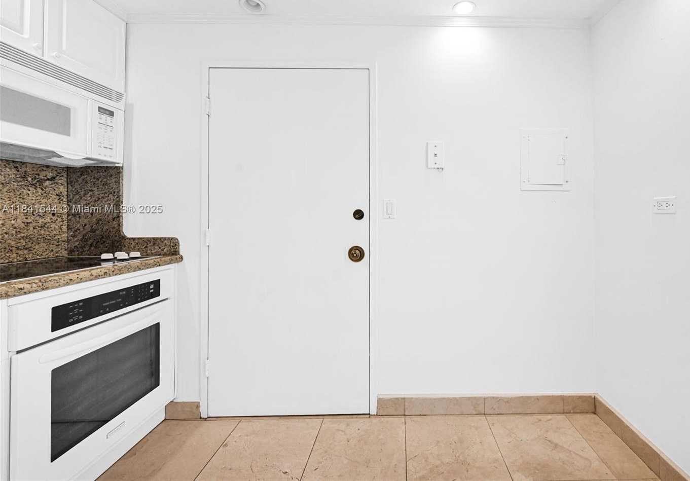 Small Image of 5555 COLLINS AVE #17A, Miami Beach Number 6
