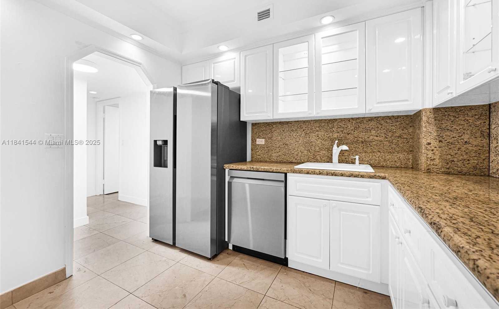 Small Image of 5555 COLLINS AVE #17A, Miami Beach Number 7