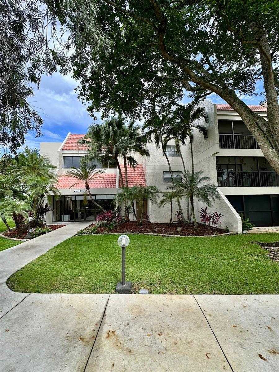 Small Image of 210 LAKEVIEW DR #102, Weston Number 2