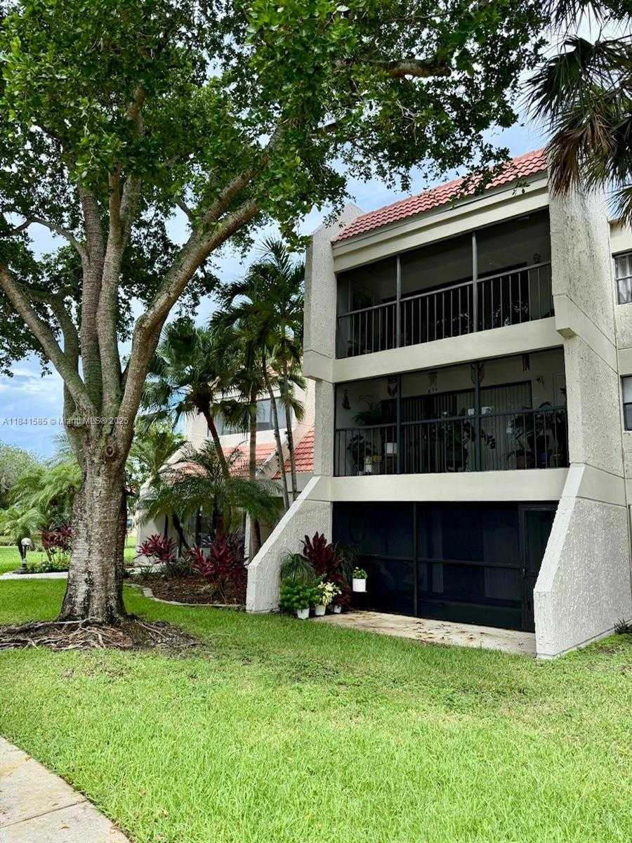 Small Image of 210 LAKEVIEW DR #102, Weston Number 3