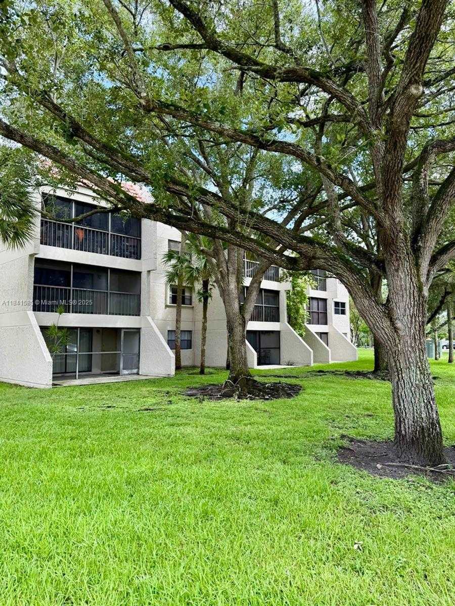 Small Image of 210 LAKEVIEW DR #102, Weston Number 4
