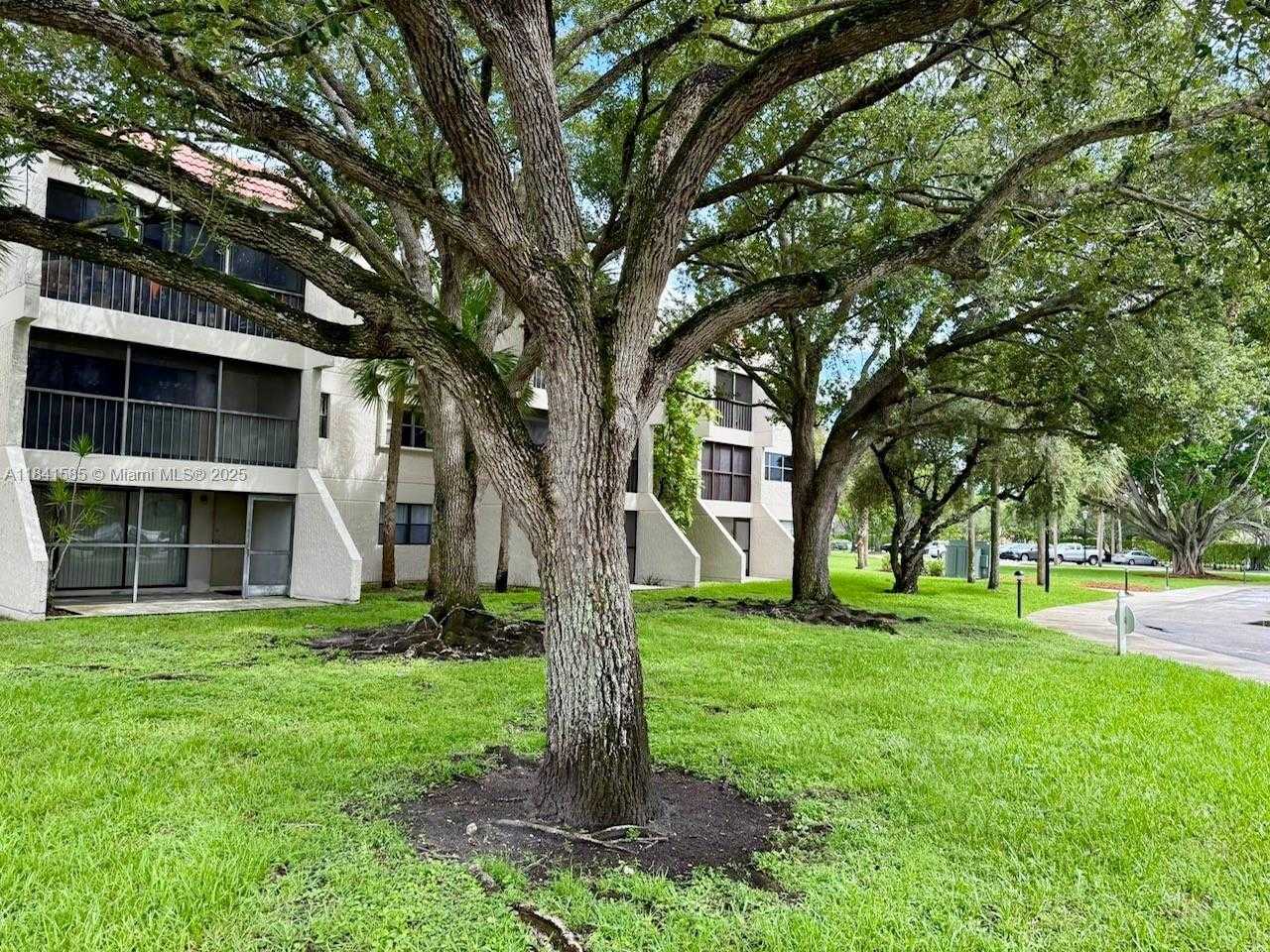 Small Image of 210 LAKEVIEW DR #102, Weston Number 5