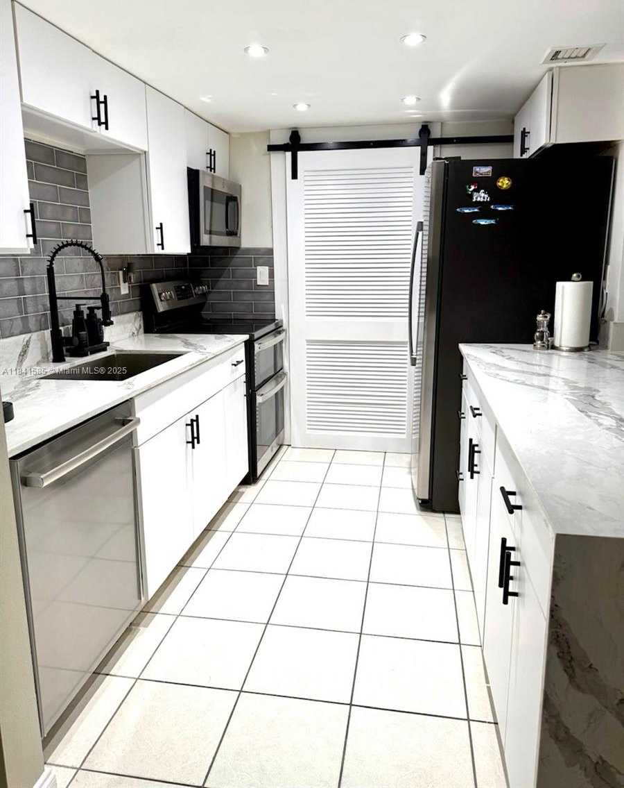 Small Image of 210 LAKEVIEW DR #102, Weston Number 6