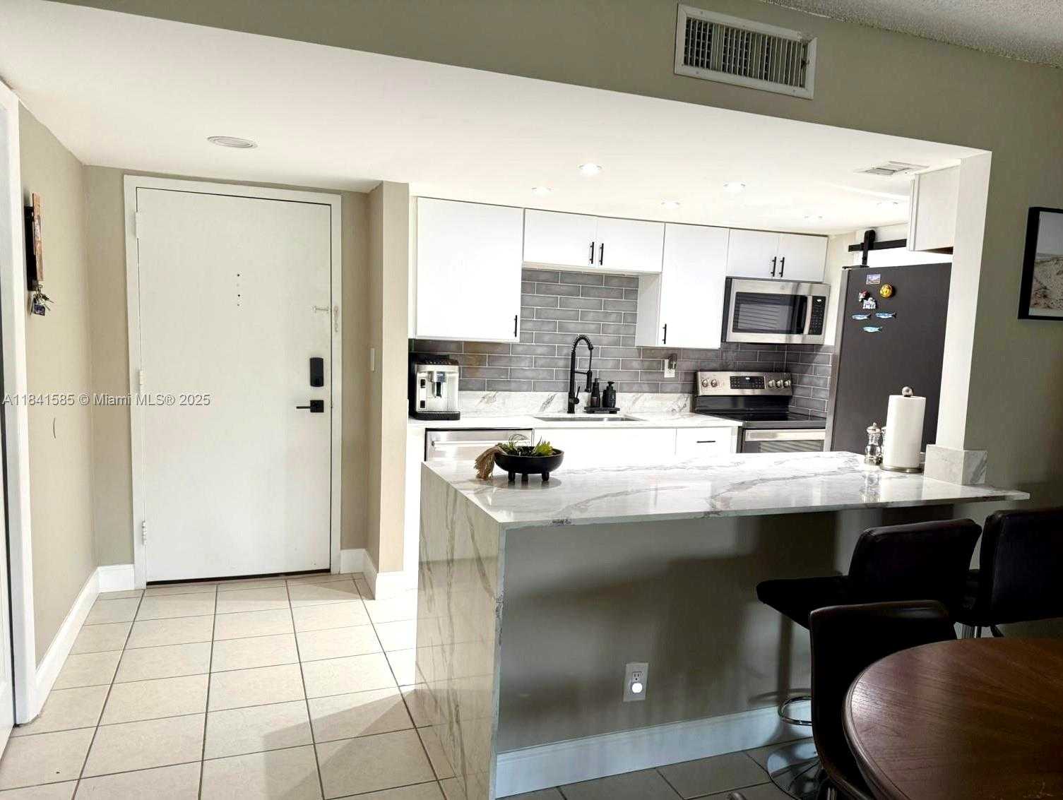 Small Image of 210 LAKEVIEW DR #102, Weston Number 7