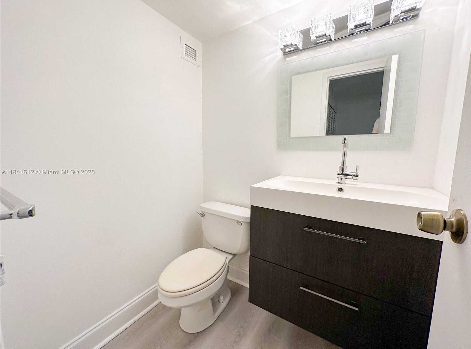 Small Image of 17011 NORTH BAY RD #216, Sunny Isles Beach Number 4