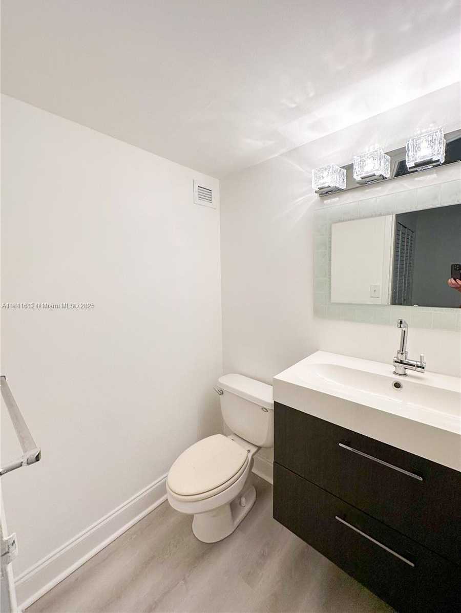 Small Image of 17011 NORTH BAY RD #216, Sunny Isles Beach Number 5