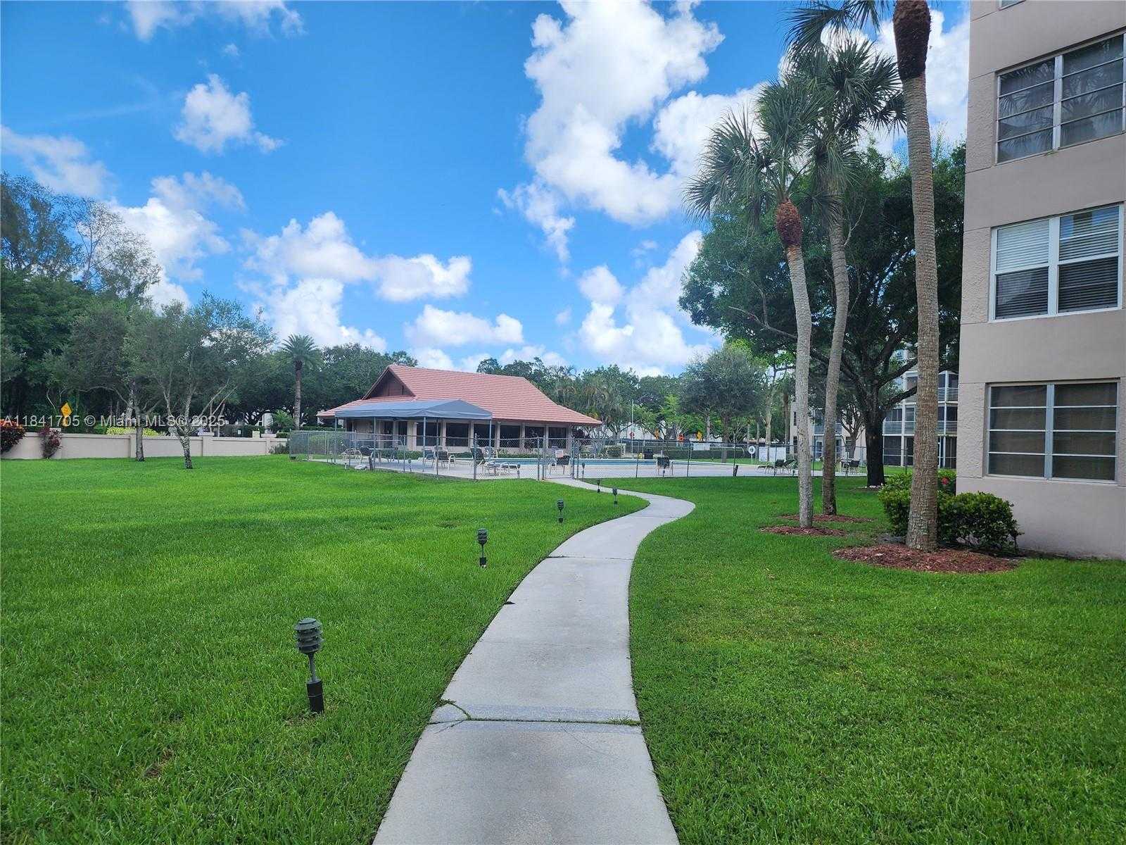 Small Image of 1900 SABAL PALM DR #305, Davie Number 21