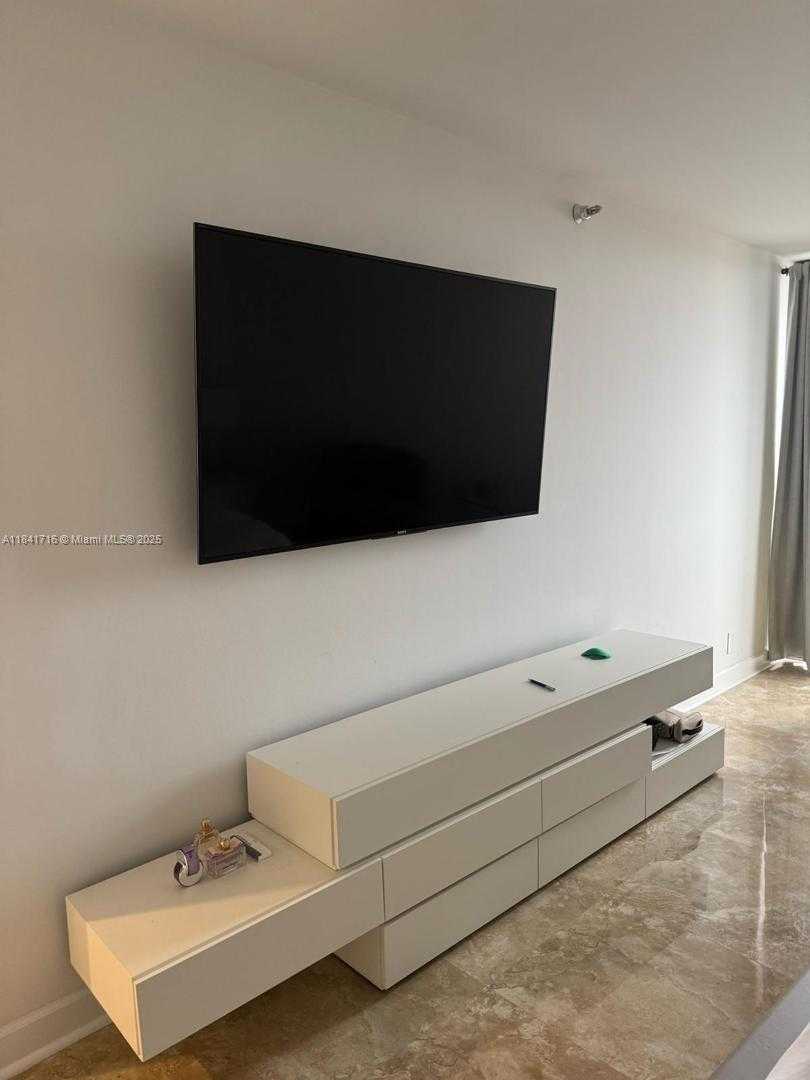 Small Image of 3610 YACHT CLUB DR #713, Aventura Number 6