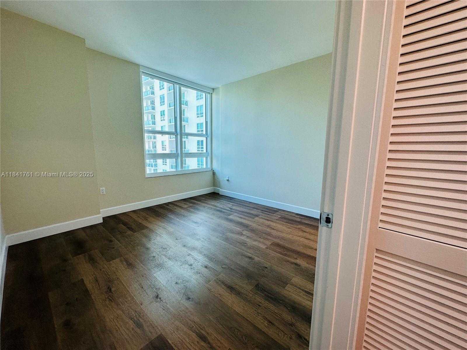 Small Image of 950 BRICKELL BAY DR #1905, Miami Number 11