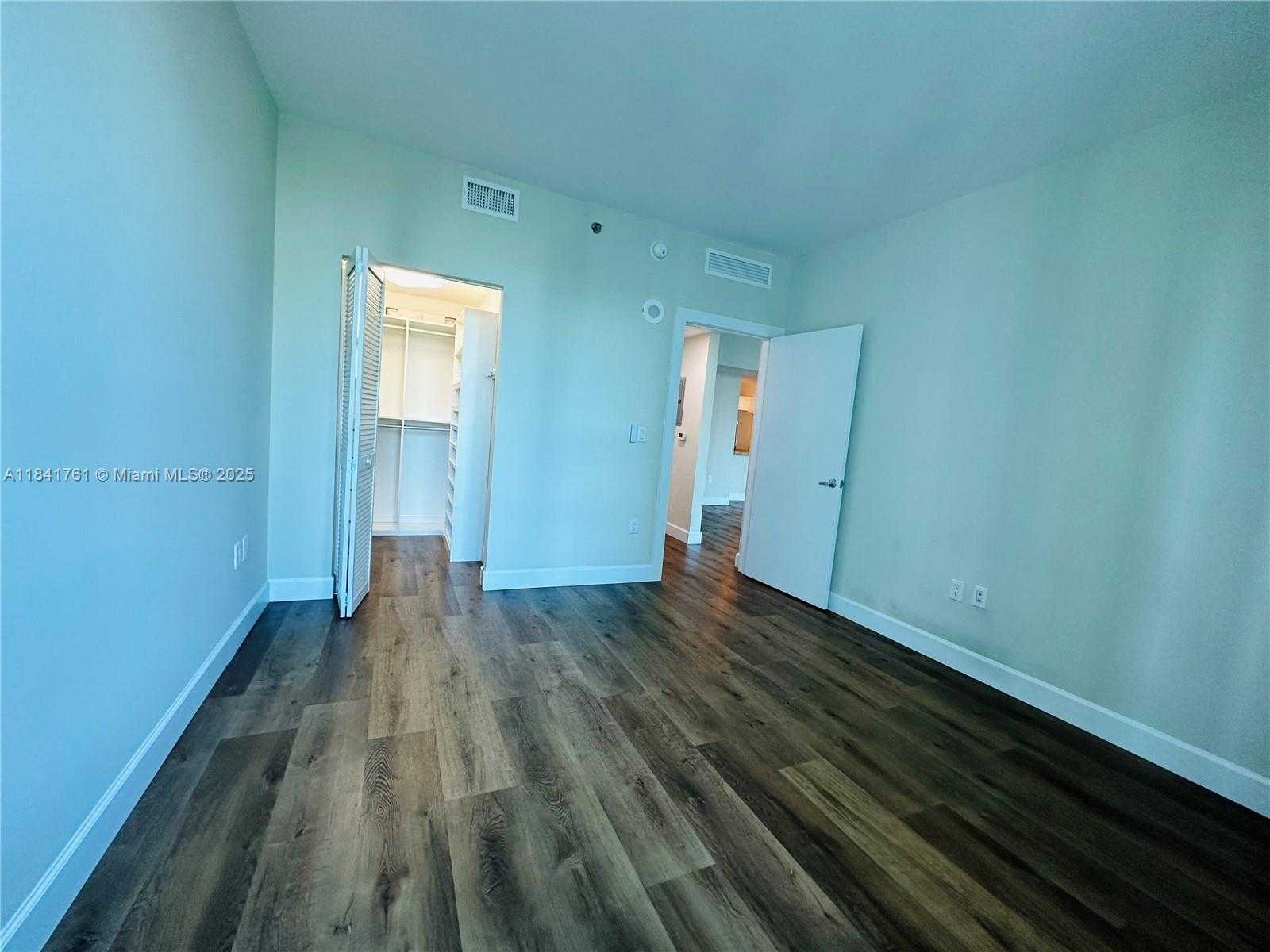 Small Image of 950 BRICKELL BAY DR #1905, Miami Number 12