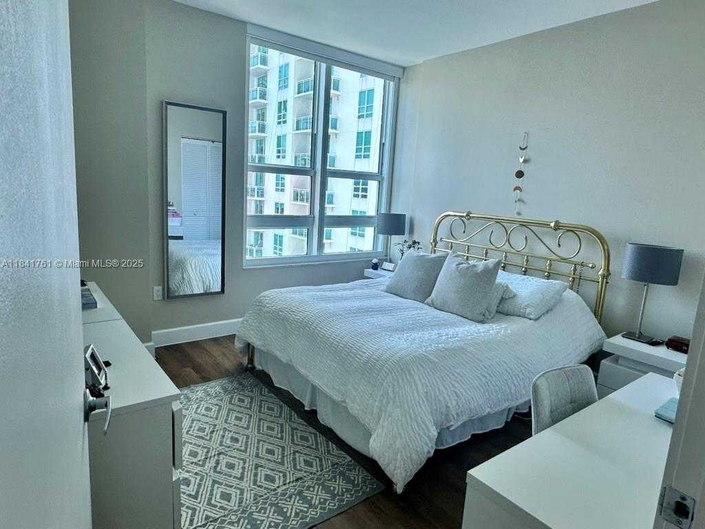 Small Image of 950 BRICKELL BAY DR #1905, Miami Number 21