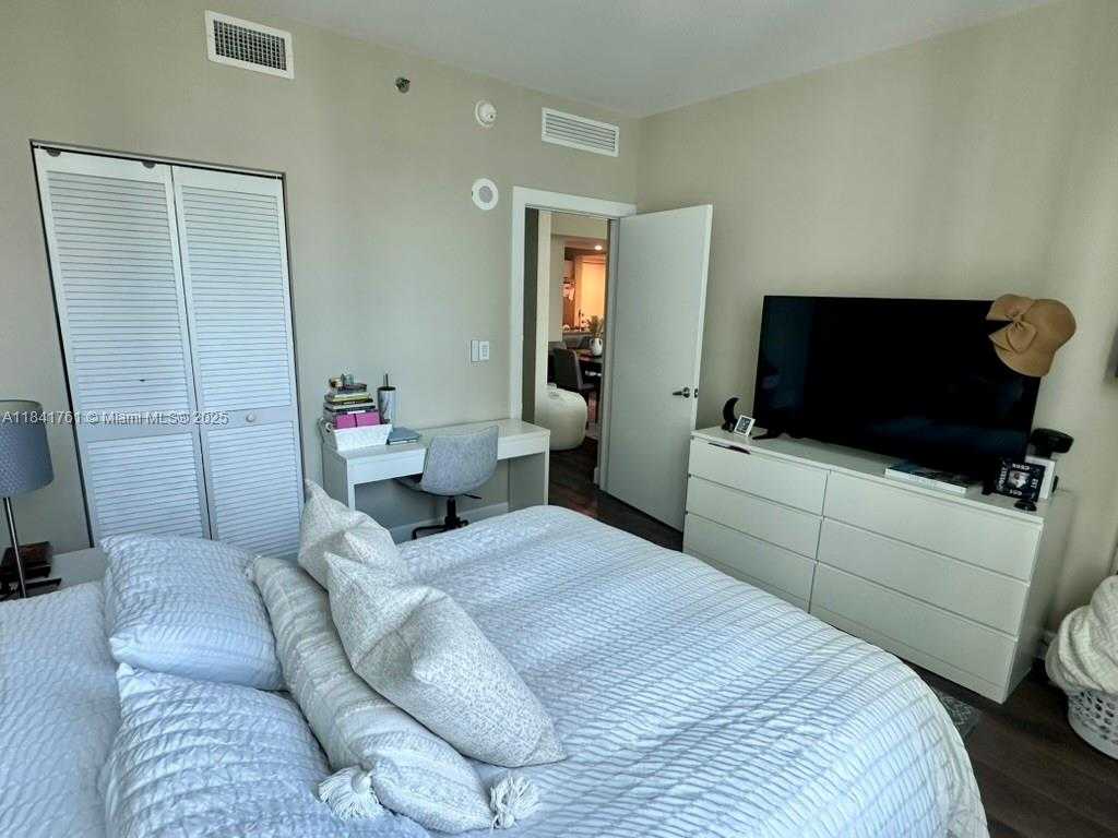 Small Image of 950 BRICKELL BAY DR #1905, Miami Number 22