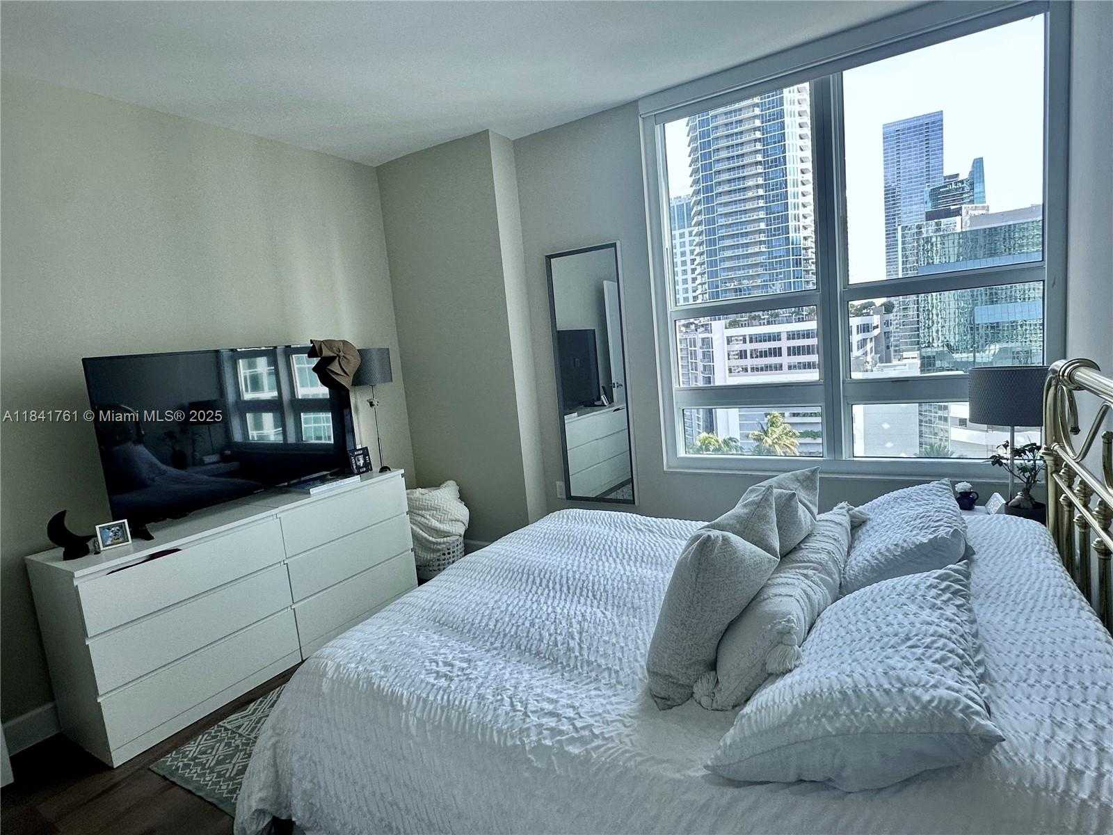 Small Image of 950 BRICKELL BAY DR #1905, Miami Number 23