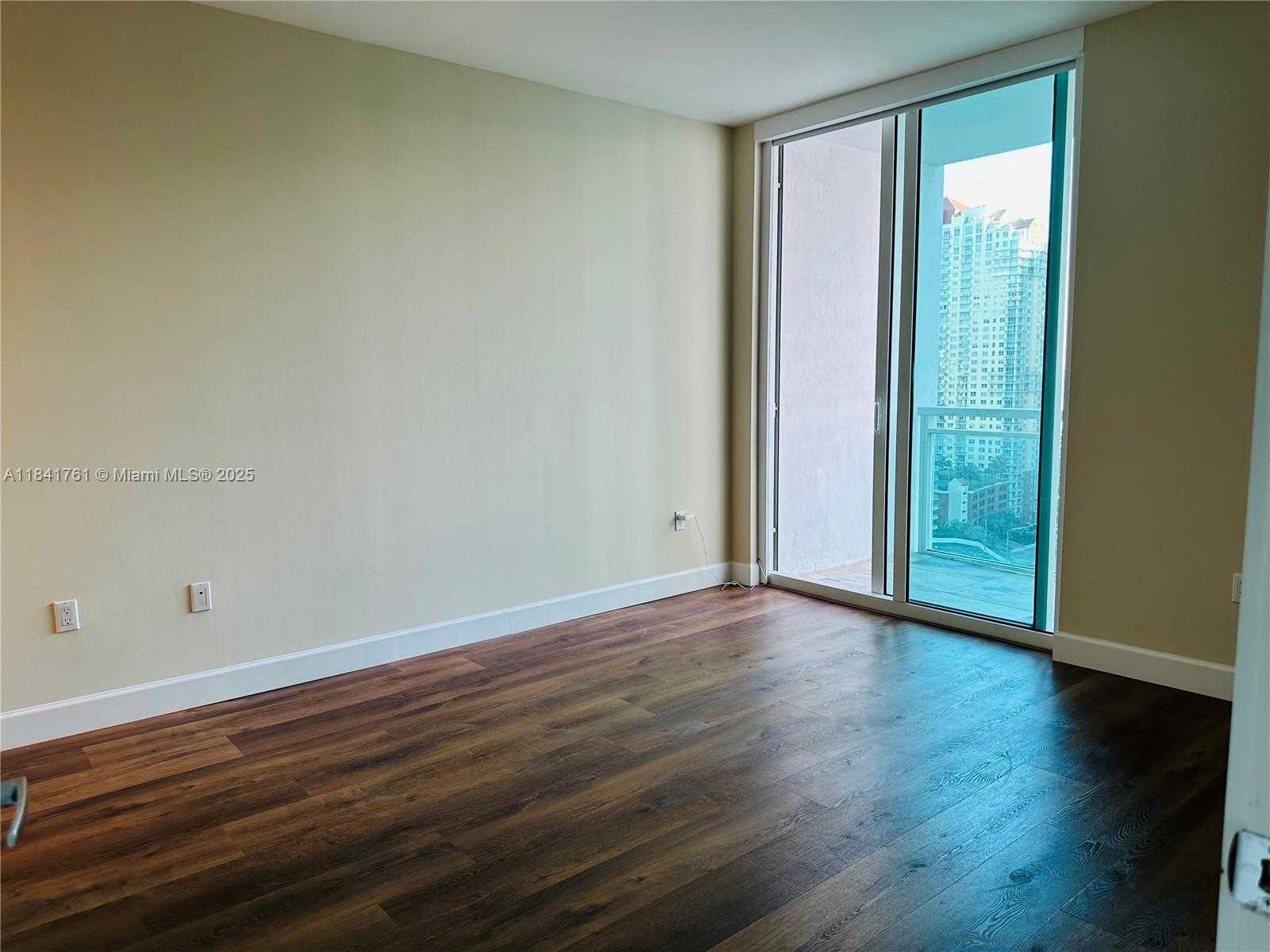 Small Image of 950 BRICKELL BAY DR #1905, Miami Number 5