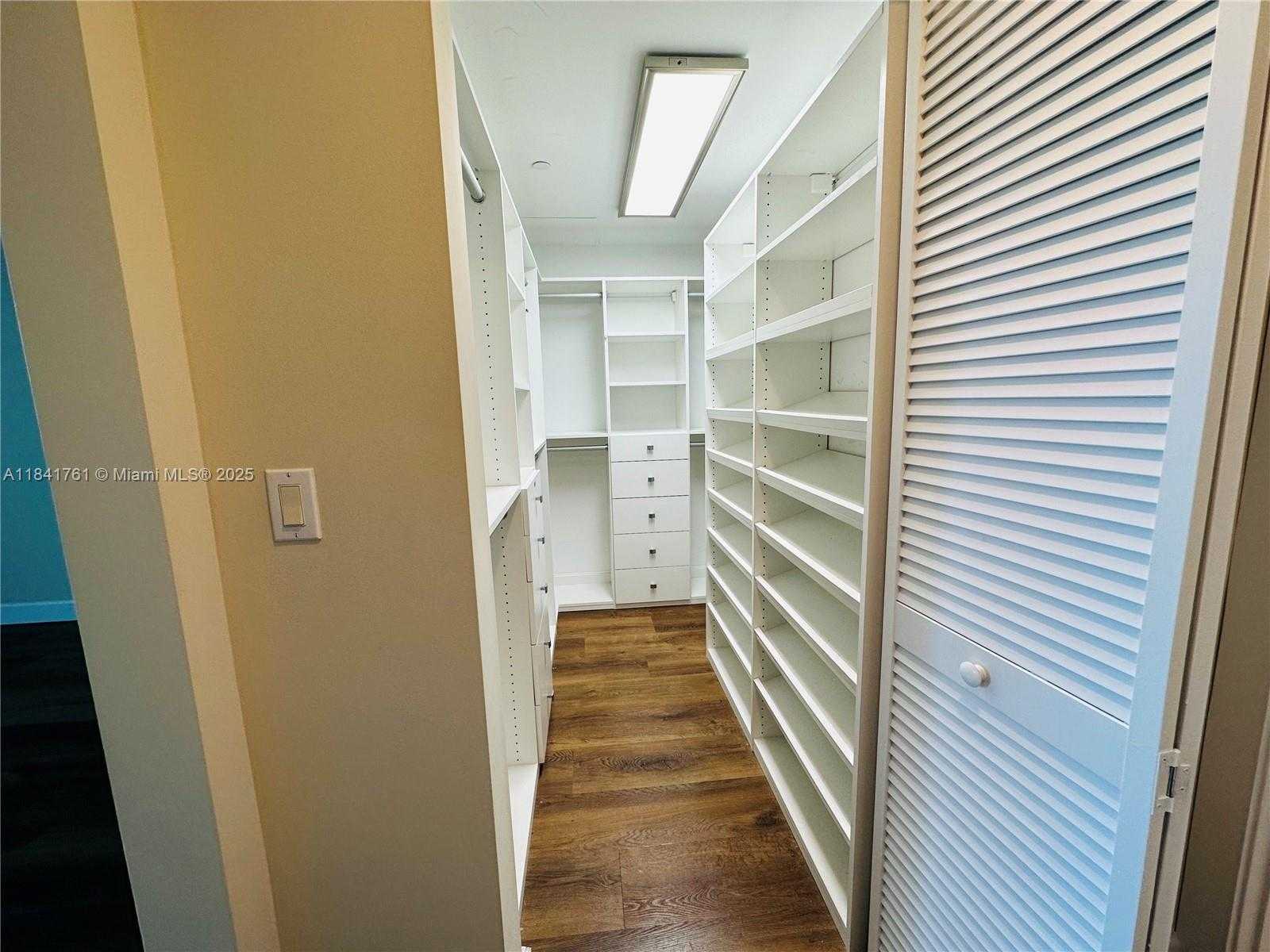 Small Image of 950 BRICKELL BAY DR #1905, Miami Number 8