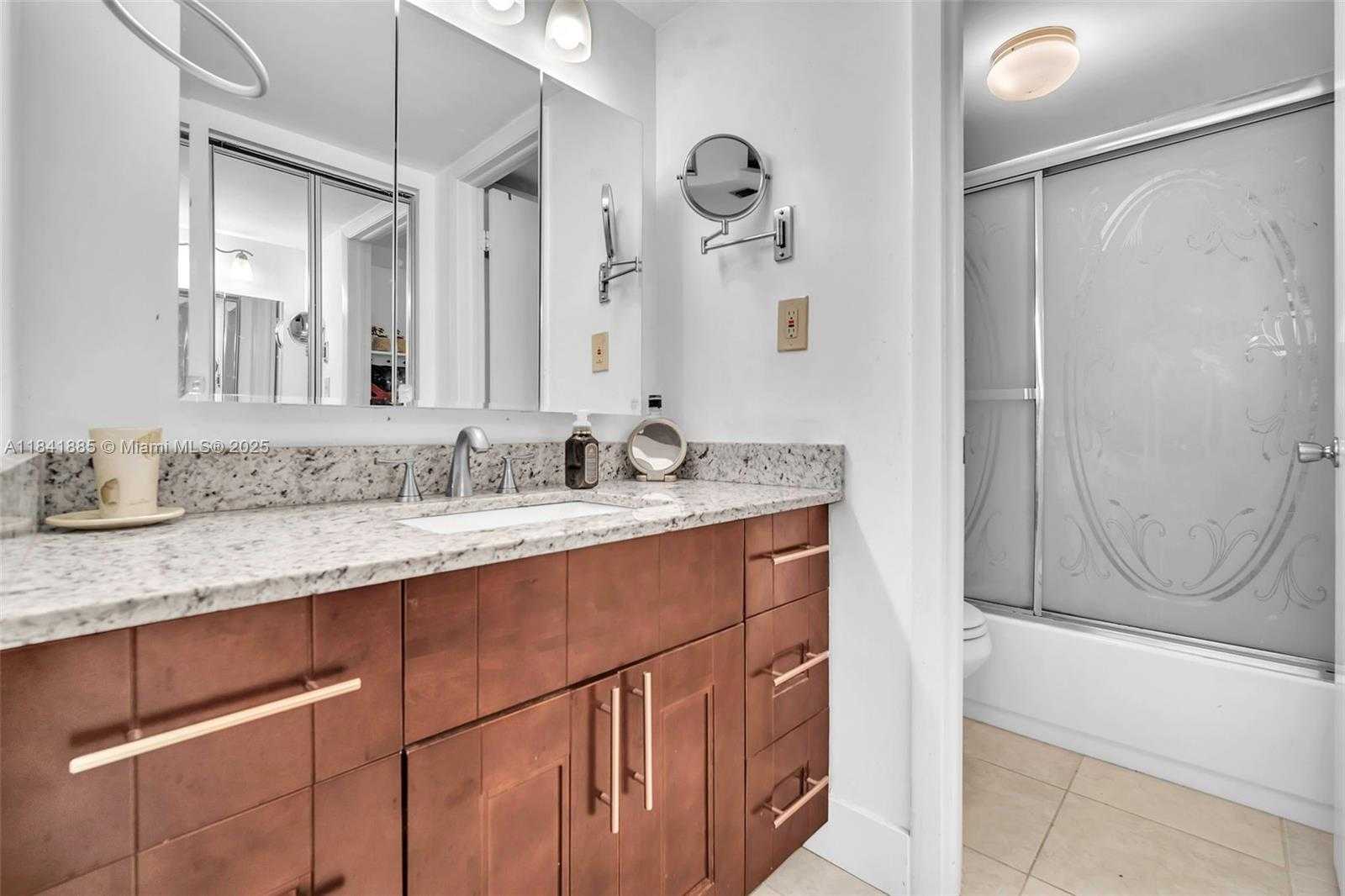 Small Image of 1101 COLONY POINT CIR #207, Pembroke Pines Number 19