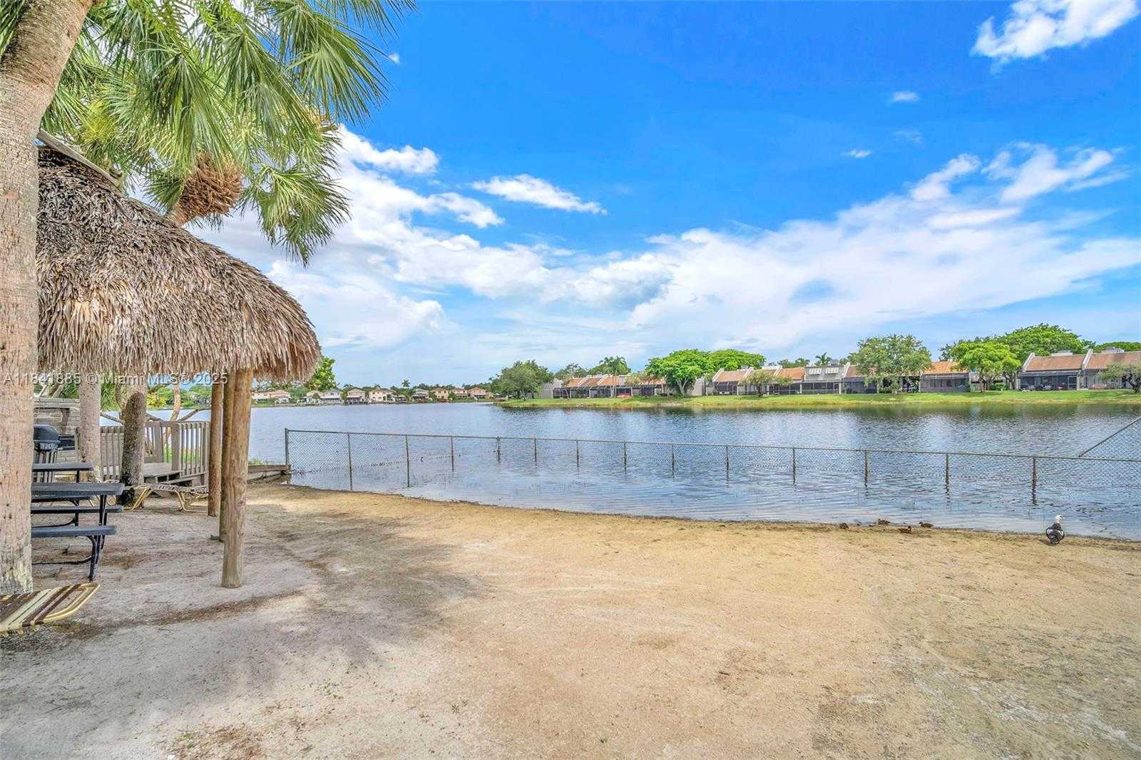 Small Image of 1101 COLONY POINT CIR #207, Pembroke Pines Number 25