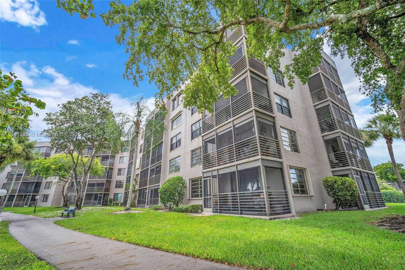 Small Image of 1101 COLONY POINT CIR #207, Pembroke Pines Number 30