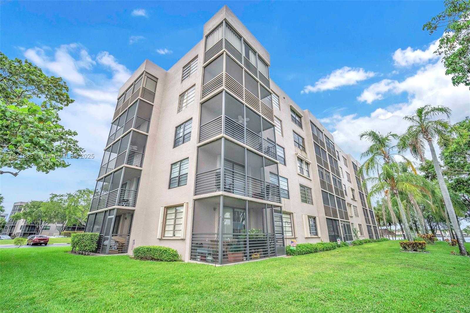 Small Image of 1101 COLONY POINT CIR #207, Pembroke Pines Number 32