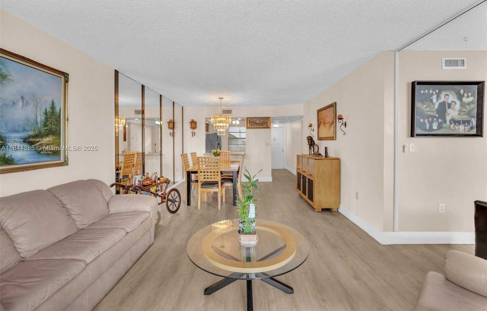 Small Image of 1101 COLONY POINT CIR #207, Pembroke Pines Number 9