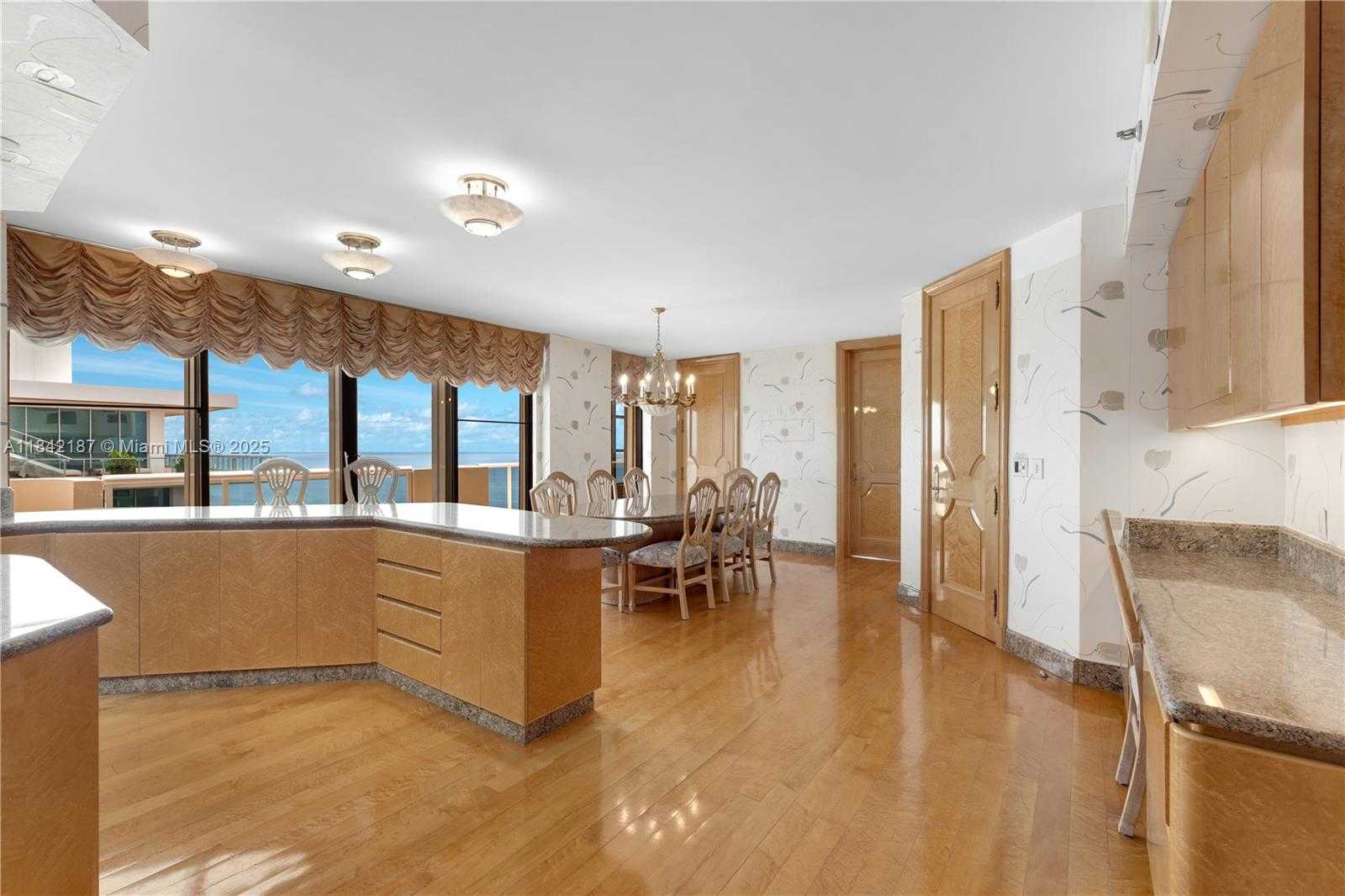 Small Image of 5757 COLLINS AVE #PH-4, Miami Beach Number 14