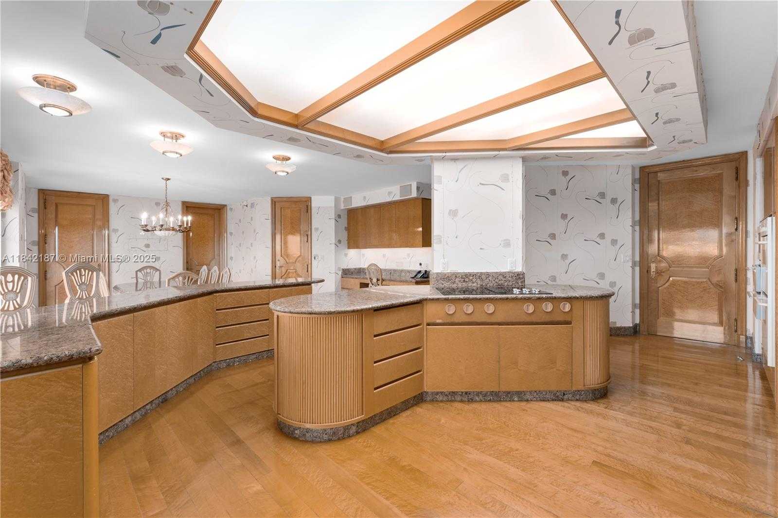 Small Image of 5757 COLLINS AVE #PH-4, Miami Beach Number 15