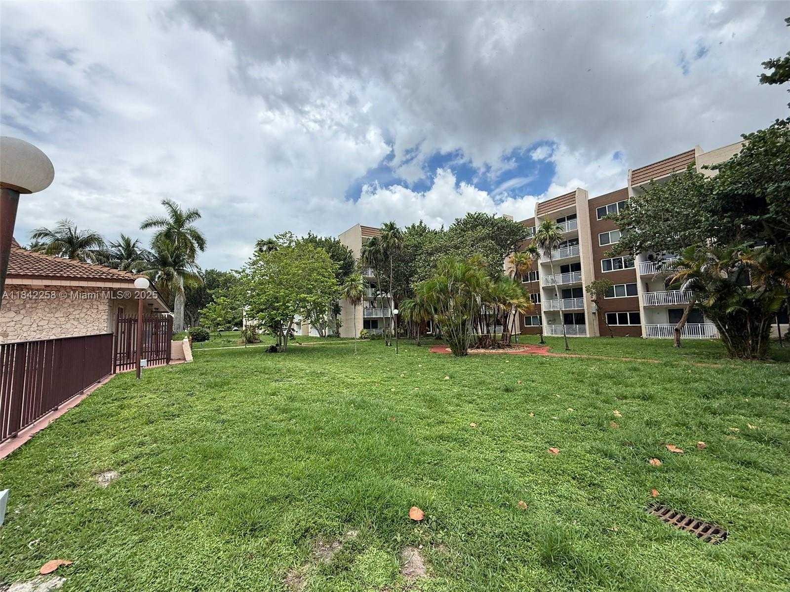 Small Image of 6930 Miami Gardens Dr, Hialeah, FL 33015, USA Number 6