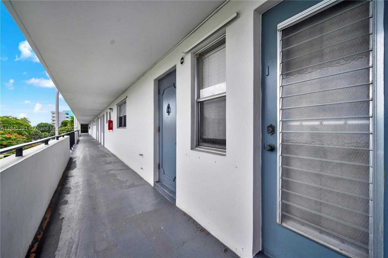 Small Image of 950 HILLCREST DR #414, Hollywood Number 32