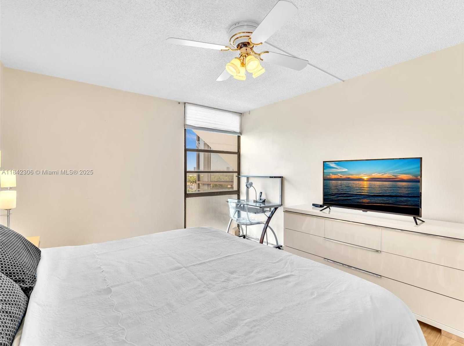 Small Image of 20400 E Country Club Dr, Aventura, FL 33180, USA Number 19