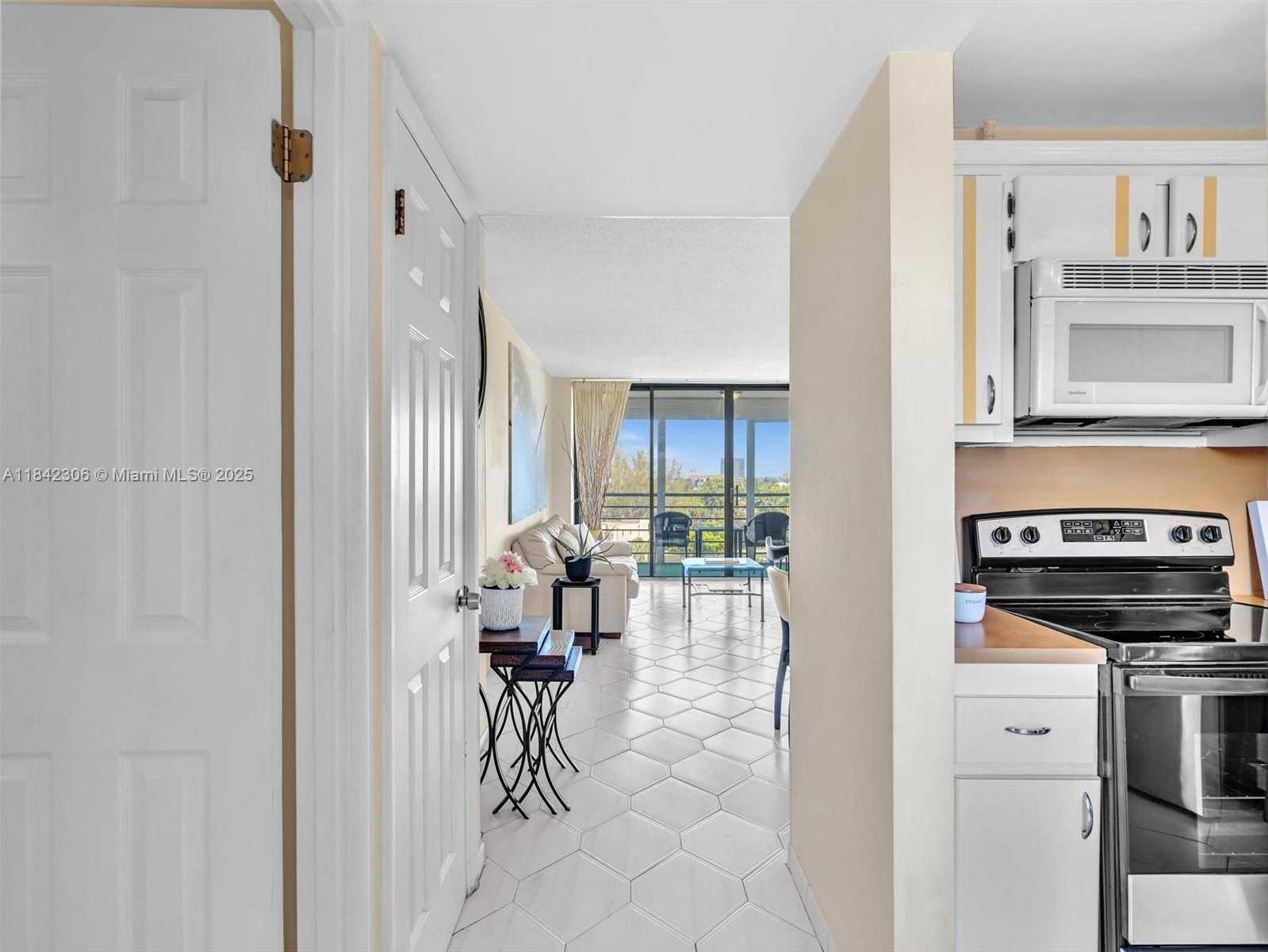 Small Image of 20400 E Country Club Dr, Aventura, FL 33180, USA Number 2