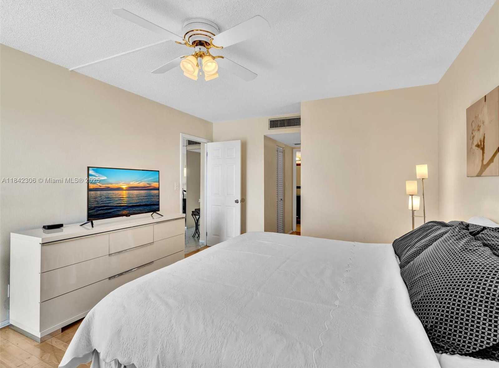 Small Image of 20400 E Country Club Dr, Aventura, FL 33180, USA Number 22