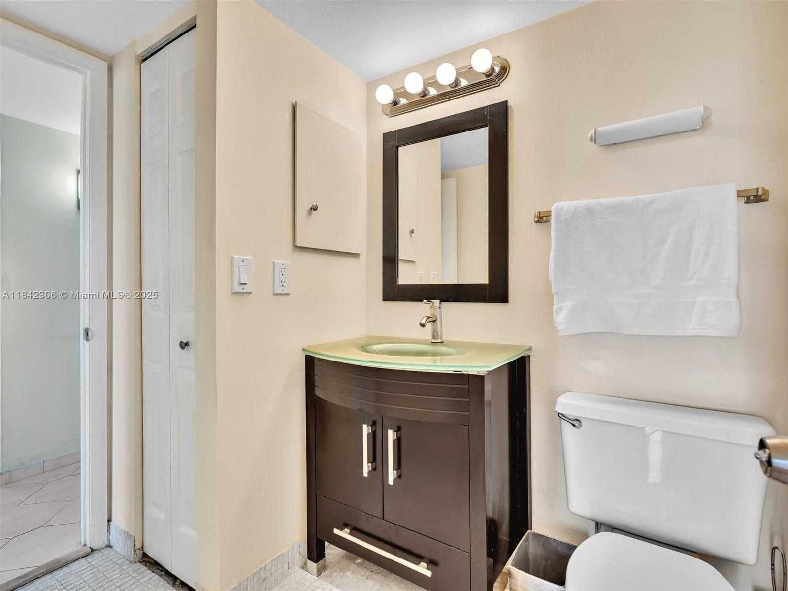 Small Image of 20400 E Country Club Dr, Aventura, FL 33180, USA Number 23