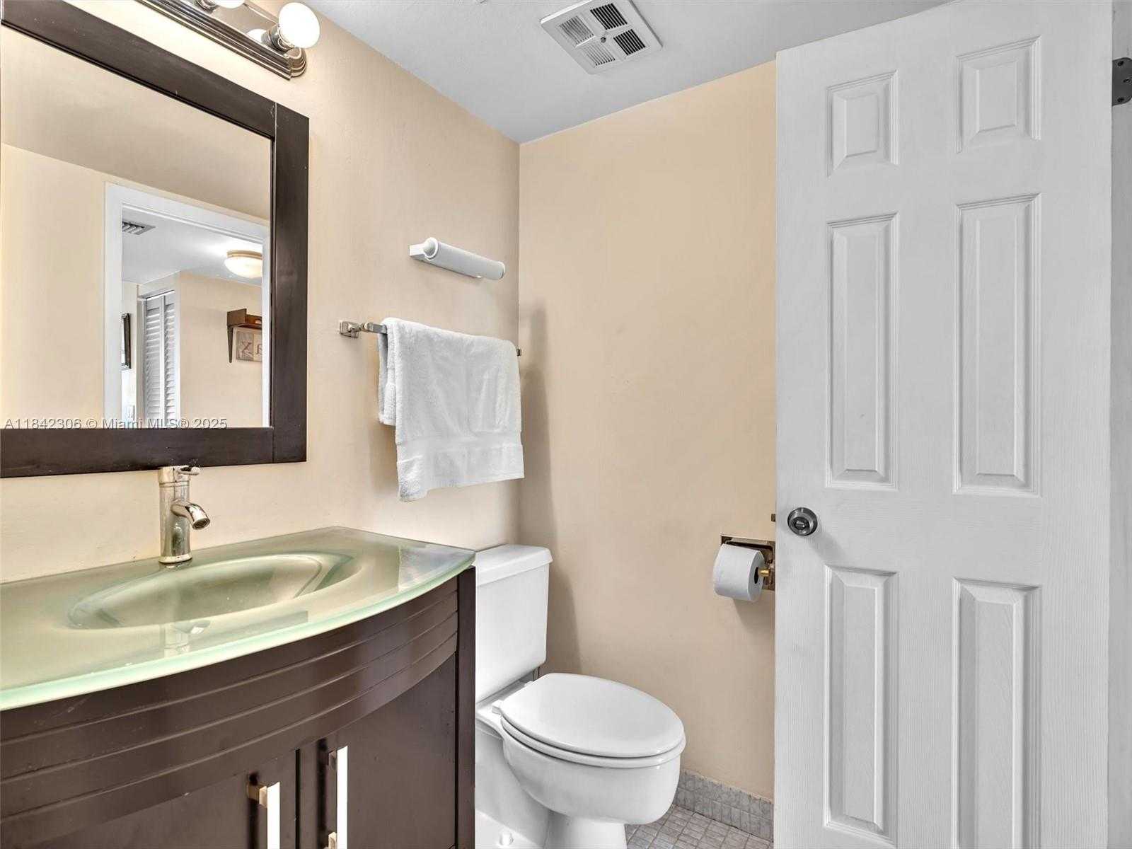 Small Image of 20400 E Country Club Dr, Aventura, FL 33180, USA Number 24