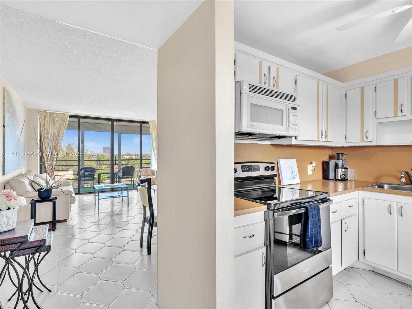 Small Image of 20400 E Country Club Dr, Aventura, FL 33180, USA Number 4