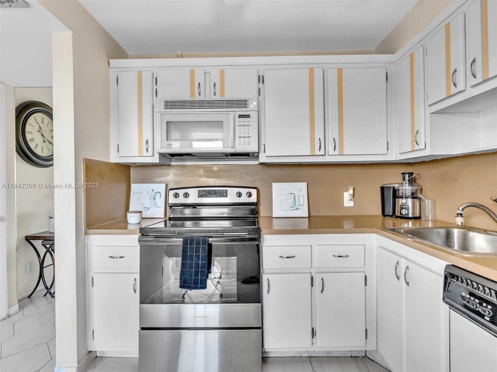 Small Image of 20400 E Country Club Dr, Aventura, FL 33180, USA Number 8