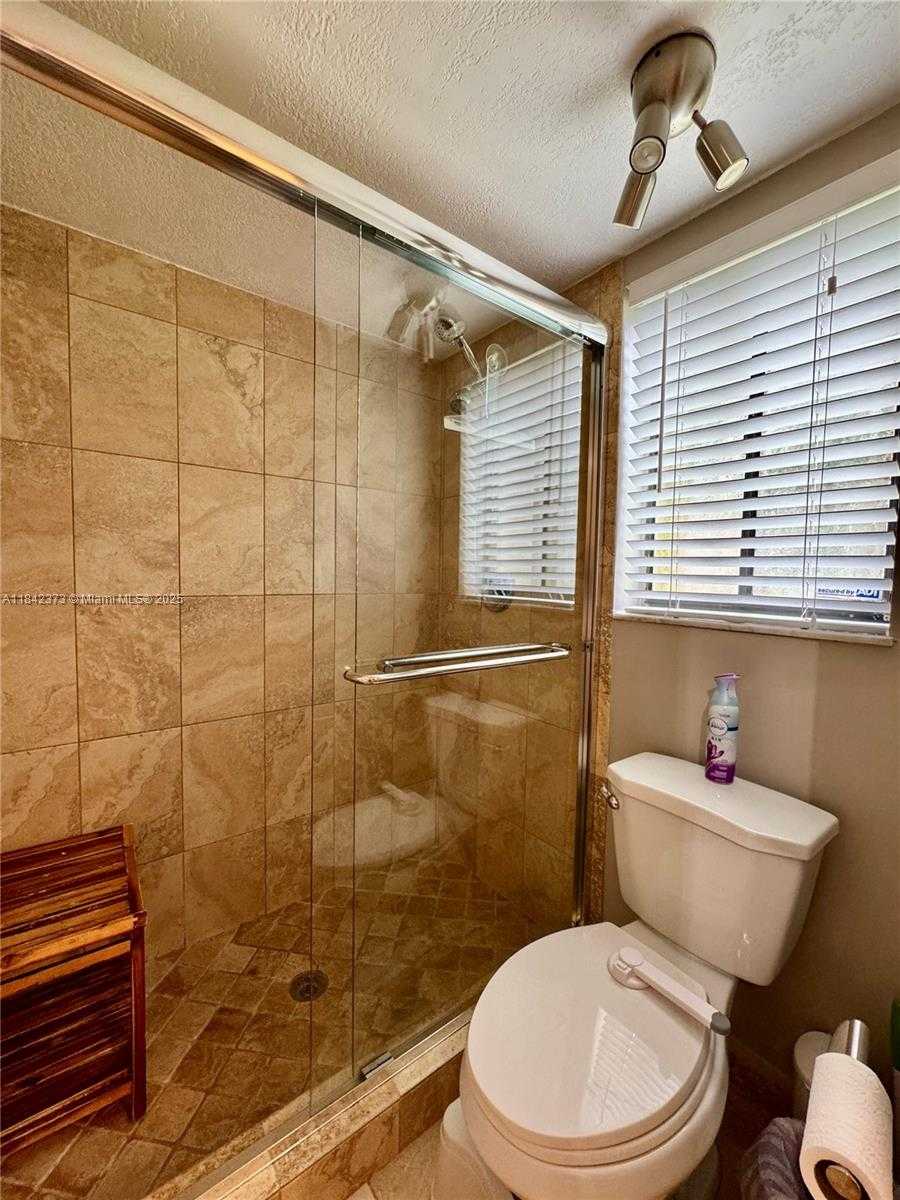 Small Image of 185 LAKEVIEW DR #101, Weston Number 19